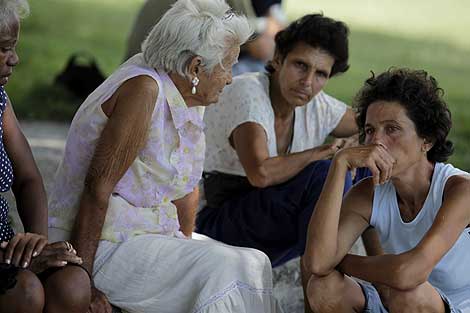 Los vecinos del sacerdote, esperando información de la Policía, el día que ocurrieron los hechos. | Ap