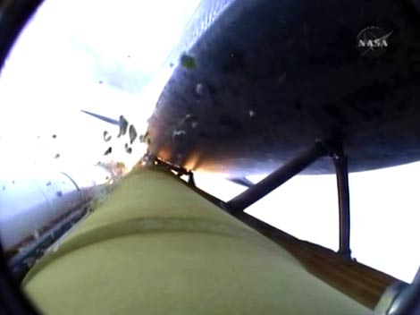 Una cámara del 'Endeavour' muestra desprendimientos en el tanque de combustible. | Reuters