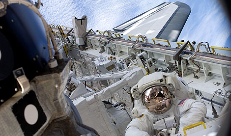 El astronauta Tim Kopra, en una caminata espacial. | AFP