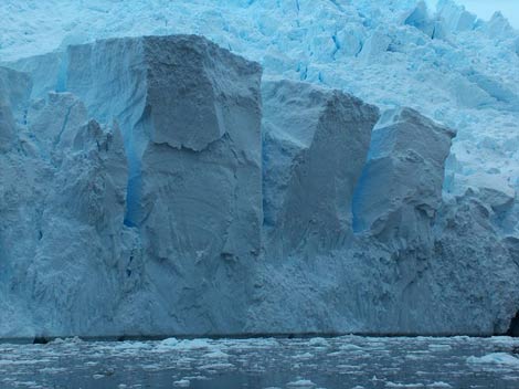 Un bloque de hielo en la Antártida. | Lyubomir Ivanov