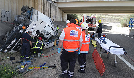 Los bomberos trabajan en la excarcelaci�n del camionero. | Carlos Espeso
