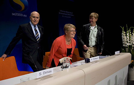El comisario europeo de Medio Ambiente, la ministra sueca de Energía, y el ministro sueco de medioambiente. | Efe