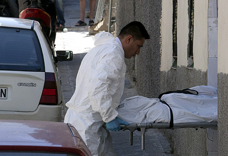 Los euqipos forenses proceden al levantamiento del cadáver de la niña. | G. Arroyo Los euqipos forenses proceden al levantamiento del cadáver de la niña. | G. Arroyo