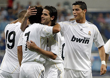 Ra&uacute;l, felicitado por sus compa&ntilde;eros. (EFE