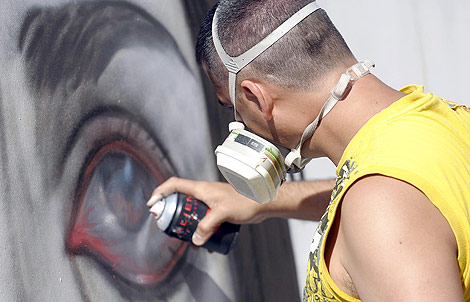 Uno de los graffiteros en plena creación. | Ical
