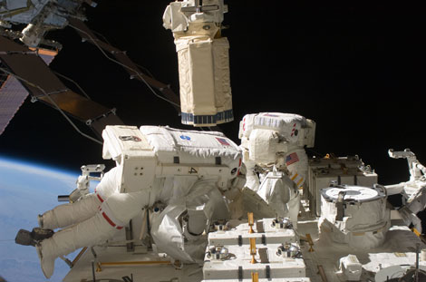 Los astronautas Tom Marshburn y Chris Cassidy, durante un paseo espacial realizado el pasado lunes en el exterior de la ISS. | AP / NASA
