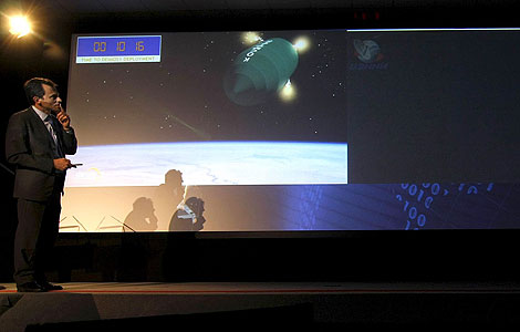 Pedro Duque, en Valladolid, observa en una pantalla el lanzamiento del satélite español. | Efe Pedro Duque, en Valladolid, observa en una pantalla el lanzamiento del satélite español. | Efe