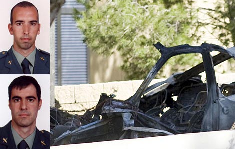 D. Salva (arriba) y C. Sáenz (abajo). A la dcha, los restos del vehículo. | Fotos: Guardia Civil/Efe