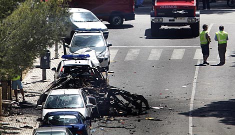 Varios agentes, junto al coche de los guardias civiles asesinados. | AP