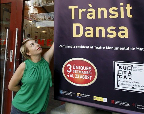 La coreógrafa del espectáculo, María Rovira, posa junto al cartel en el Teatro Romea. | Efe