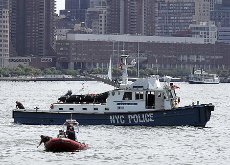 Equipos de rescate buscan supervivientes. (AP) Equipos de rescate buscan supervivientes. (AP)