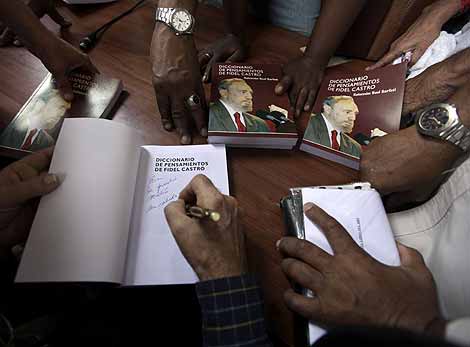 El autor del libro, Salomón Susi Sarfati, dedica varios ejemplares. | Reuters