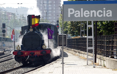 La locomotora a su paso por Palencia.| Ical