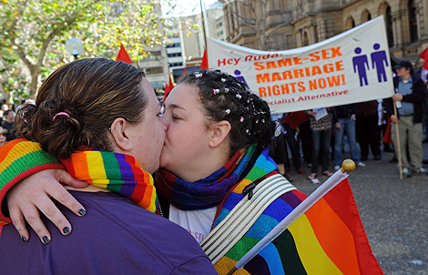 Dos lesbianas, en una manifestación en Australia para pedir el matrimonio homosexual. | AFP