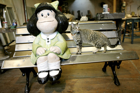 La escultura con la que se rinde homenaje a Mafalda. | Efe La escultura con la que se rinde homenaje a Mafalda. | Efe