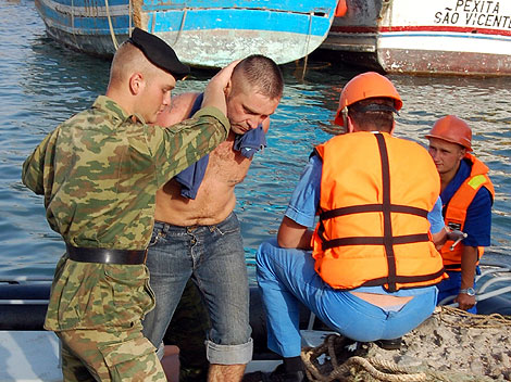 Uno de los piratas detenidos por el secuestro del barco. | Efe Uno de los piratas detenidos por el secuestro del barco. | Efe