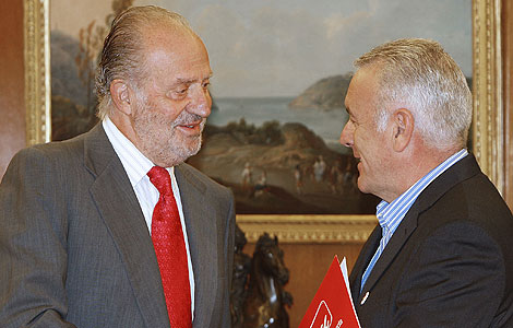Juan Carlos I saluda a Cayo Lara durante su encuentro en La Zarzuela. | Efe