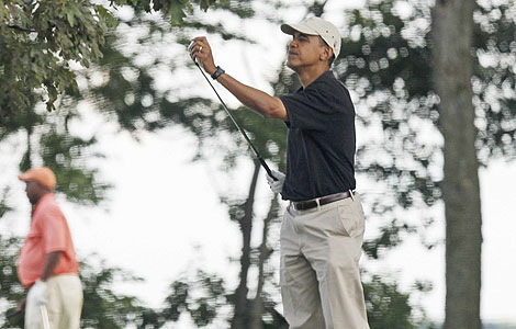 Barack Obama juega al golf en Arlington. | AP