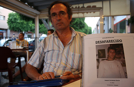 El padre del chico desaparecido hace un año, posa, en una cafetería, con el dossier del caso. | M. C..