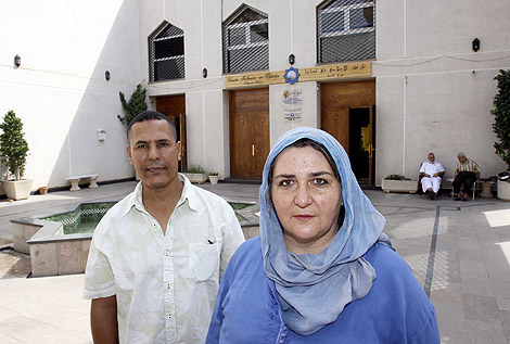 María José Agües junto a su marido con la mezquita de Valencia al fondo | Vicent Bosch.