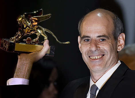 Samuel Maoz muestra el León de Oro. | Efe Samuel Maoz muestra el León de Oro. | Efe