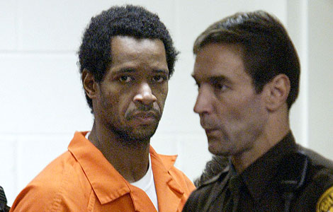 John Allen Mohamed, a su llegada a una vista por uno de los asesinatos. | AP John Allen Mohamed, a su llegada a una vista por uno de los asesinatos. | AP