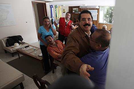 Manuel Zelaya dentro de la embajada de Brasil en Honduras. | AP