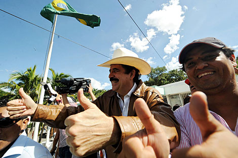 Zelaya (izda) al llegar a la embajada de Brasil en Honduras. | AFP