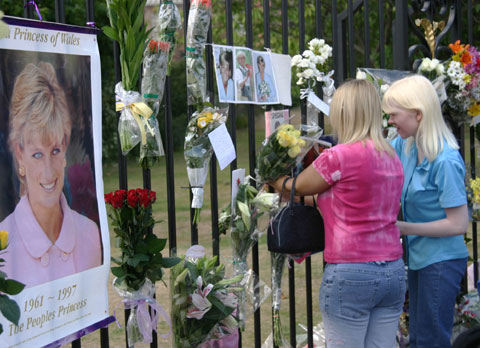 Dos mujeres rinden homenaje a Lady Di en el décimo aniversario de su muerte.| AP