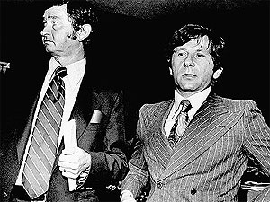 9 de agosto de 1977: Polanski y su abogado, Douglas Dalton, comparecen ante el juez. | Ap