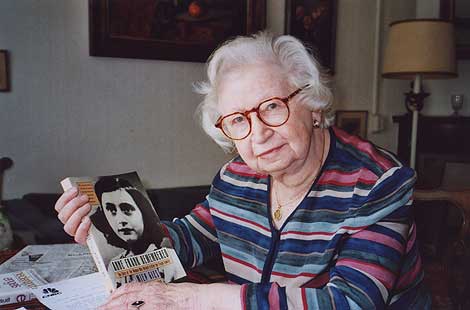 Miep Gies muestra la portada del libro 'El diario de Anna Frank'. | Ap Miep Gies muestra la portada del libro 'El diario de Anna Frank'. | Ap