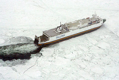 Un buque de carga atrapado en el hielo del Mar Báltico. | EFE