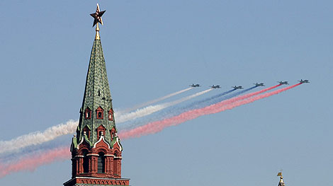 Aviones de combate sobrevuelan la Plaza Roja y el Kremlin. | Efe