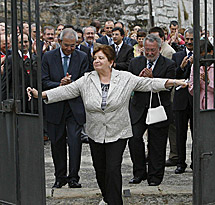 Carmen Avendaño, abriendo la verja del Pazo Baión en el año 2008. | Efe