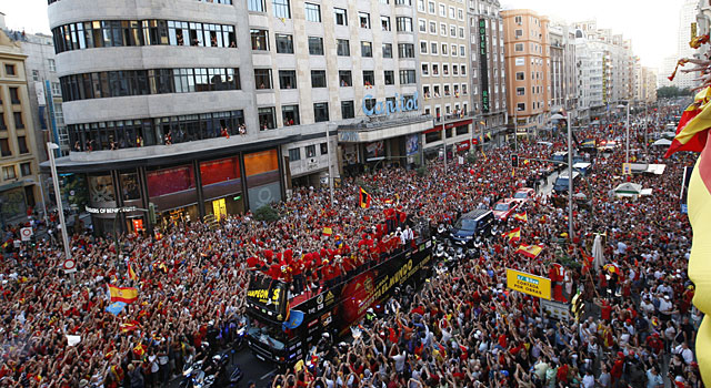 La selección, a su paso por Gran Vía. | Foto: Juan Carlos Hidalgo VEA MÁS FOTOS DE LA CELEBRACIÓN