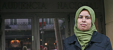 Zoubida Barik Edidi, en la entrada de la Audiencia Nacional. | Alberto Cu�llar