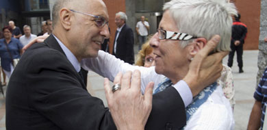Afectuoso saludo entre Maixabel Lasa y Rodolfo Ares. | Justy