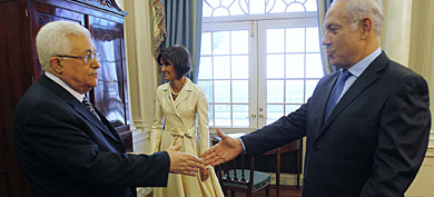 Netanyahu y Abbas se estrechan la mano. | Reuters
