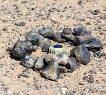 Una de las cinco millones de minas antipersona que preceden el muro. | R.Q