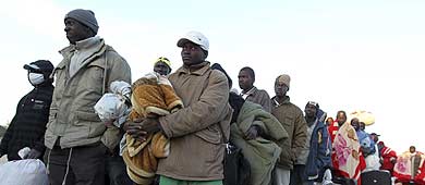 Egipcios residentes en Libia esperan en el paso de Ras Ajdir. | Efe