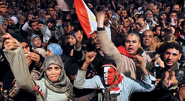 Miles de egipcios celebran la caida de Hosni Mubarak el 11 de febrero. | EFE