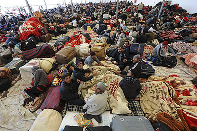 Miles de refugiados en el paso de Ras el Jedir. | Efe