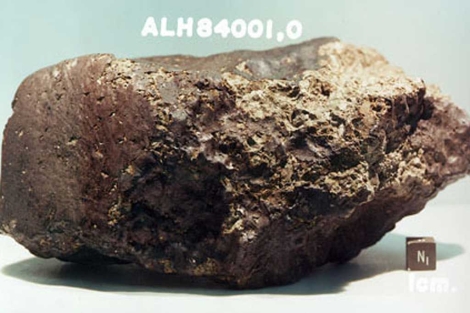 Meteorito marciano en el que se documentó la presencia de restos de vida en 1996. | NASA