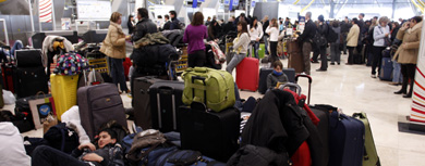 Pasajeros atrapados en Barajas durante el paro de los controladores. | Efe