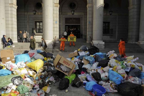 Activistas de Greenpeace vuelcan basura en la puerta del Ministerio de Medio Ambiente. | Greenpeace