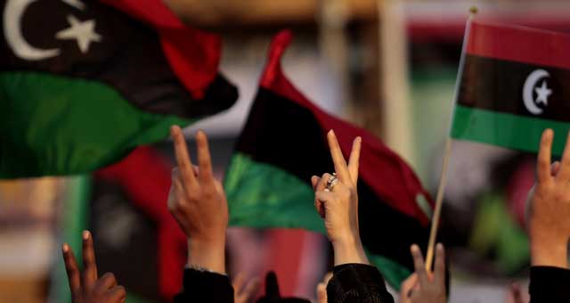 El símbolo de la victoria en una manifestación contra Gadafi en Bengasi. | Reuters