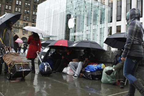 Varias personas hacen cola frente a una tienda de Apple en Nueva York. | Reuters.