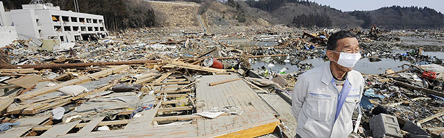 Un hombre ante las ruinas de su casa en Minamisanriku. | Foto: AP. [LAS IMÁGENES DE LA CATÁSTROFE]