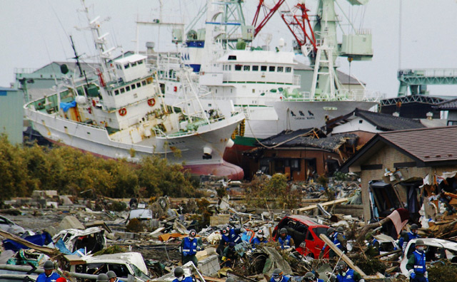 Militares japoneses buscan víctimas del tsunami en Miyako, en el norte de Japón. | Ap