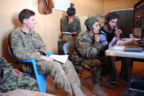 El teniente Flanagan y un oficial del Ejército afgano en el programa de radio. | M.B.